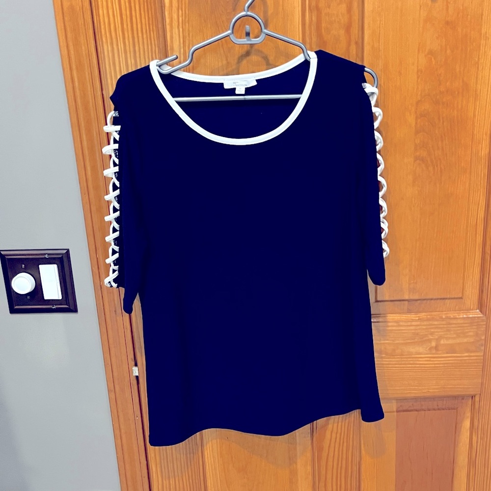 Ladies navy blue/cream top w/criss-cross sleeves